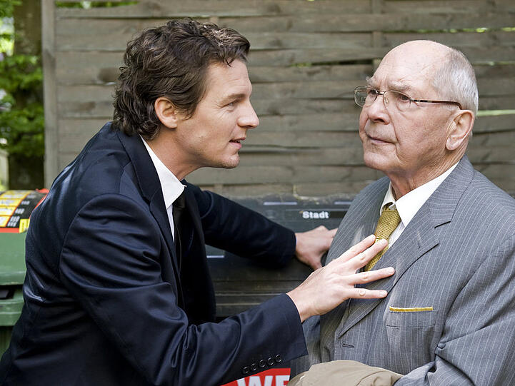 Sebastian Bootz (Felix Klare) ermittelt undercover als Chauffeur von Otto Imberger (Otto Mellies)