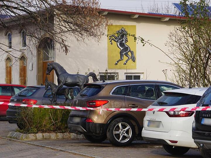 Der 15-Jährige war in einem Wohnhaus auf einem Aussiedlerhof bei Güglingen im Landkreis Heilbronn getötet worden.