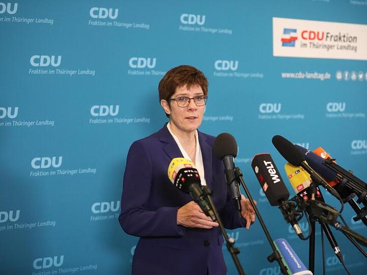 Annegret Kramp-Karrenbauer nach dem Krisengespräch mit CDU-Politikern in Thüringen während einer Pressekonferenz.