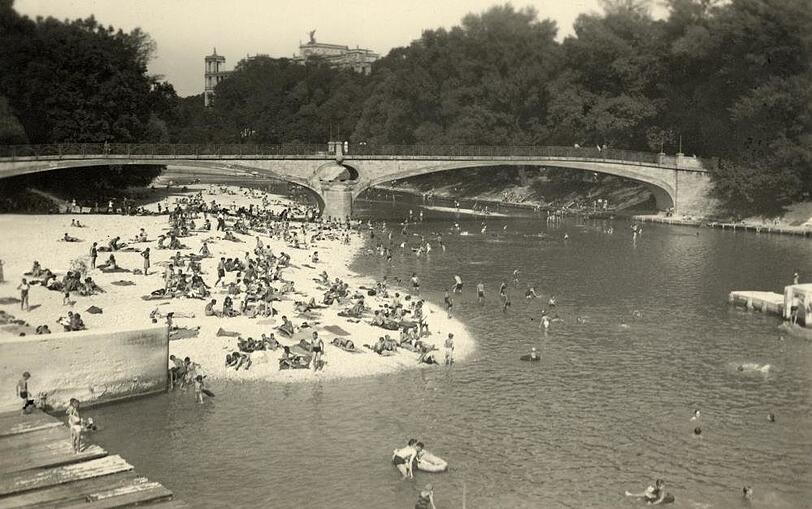 1935 an der Praterinsel vor dem Kabelsteg. Fast wie heute, oder?