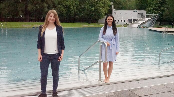 Hier sind die neuen Chefinnen: Clara Kronberger und Nicole Gargitter bei ihrer Präsentation im Schyrenbad.