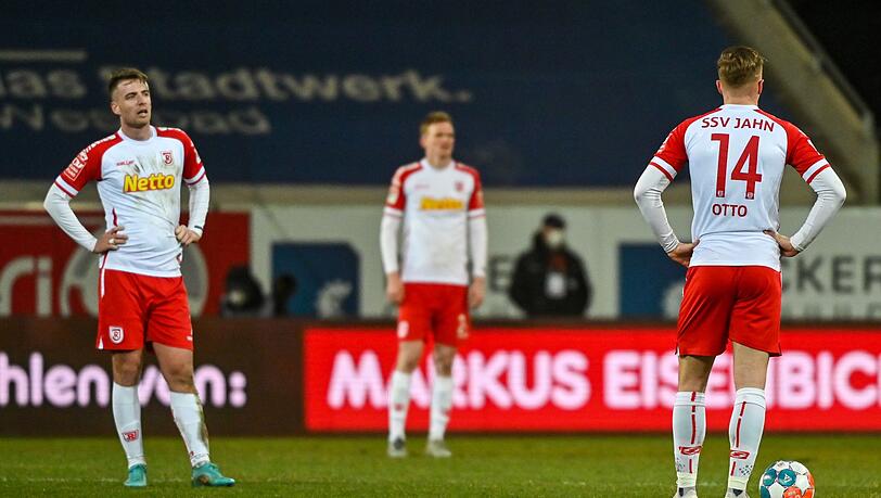 Max Besuschkow (l) und David Otto (r) stehen enttäuscht auf dem Rasen.