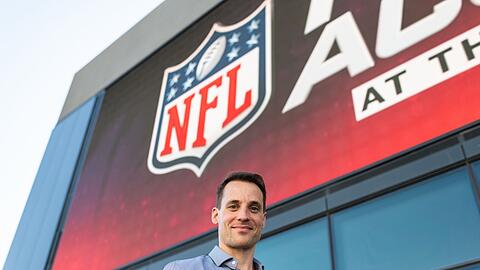 Der Deutschland-Chef der NFL, Alexander Steinforth, steht vor dem Hauptsitz des NFL Network in Inglewood.