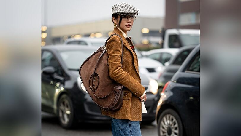 Braune Jacken aus Wildleder sind diesen Herbst ein großes Mode-Thema: So entsteht rund um das Trend-Teil ein gemütlicher Look. Braune Jacken aus Wildleder sind diesen Herbst ein großes Mode-Thema: So entsteht rund um das Trend-Teil ein gemütlicher Look.