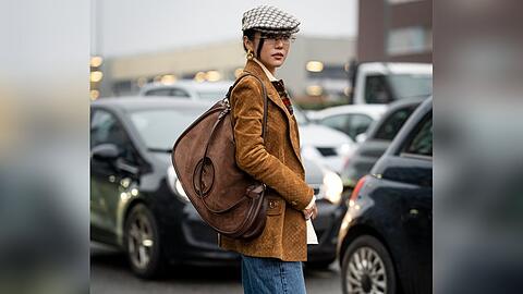 Braune Jacken aus Wildleder sind diesen Herbst ein gro&szlig;es Mode-Thema: So entsteht rund um das Trend-Teil ein gem&uuml;tlicher Look.