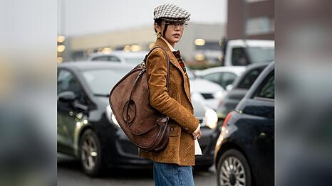 Braune Jacken aus Wildleder sind diesen Herbst ein gro&szlig;es Mode-Thema: So entsteht rund um das Trend-Teil ein gem&uuml;tlicher Look.