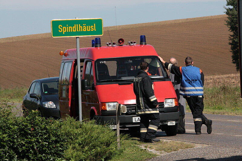 Ein kleiner Hügel als Sprungschanze: Mercedes-Fahrerin fliegt gegen Terrassenfenster.