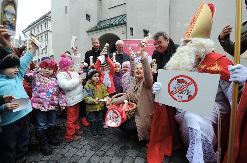 Am Mittwoch rief sie vor dem Alten Peter in der Münchner Innenstadt eine &bdquo;weihnachtsmannfreie Zone&ldquo; aus, verteilte Schokoladennikoläuse an Kindergartenkinder und sang &bdquo;Nikolaus, komm in unser Haus&ldquo;.