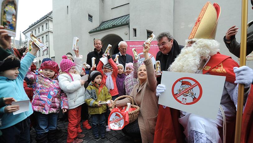 Am Mittwoch rief sie vor dem Alten Peter in der Münchner Innenstadt eine „weihnachtsmannfreie Zone“ aus, verteilte Schokoladennikoläuse an Kindergartenkinder und sang „Nikolaus, komm in unser Haus“. Am Mittwoch rief sie vor dem Alten Peter in der Münchner Innenstadt eine „weihnachtsmannfreie Zone“ aus, verteilte Schokoladennikoläuse an Kindergartenkinder und sang „Nikolaus, komm in unser Haus“.