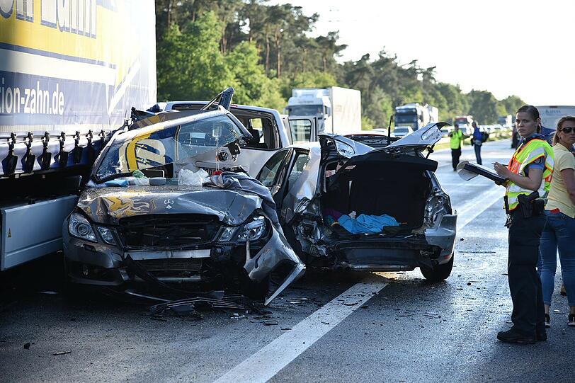 Beschädigte Autos nach dem Unfall auf der Autobahn 6 bei Viernheim in Hessen.