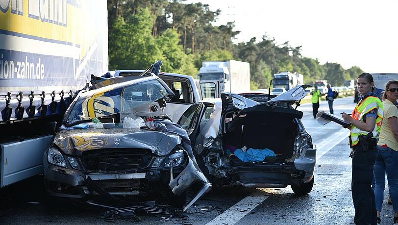 Beschädigte Autos nach dem Unfall auf der Autobahn 6 bei Viernheim in Hessen. Beschädigte Autos nach dem Unfall auf der Autobahn 6 bei Viernheim in Hessen.