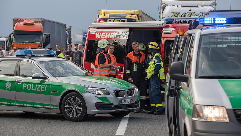Die A9 ist ein einziges Schlachtfeld: Unzählige Bierdosen liegen nach dem Unfall auf der Fahrbahn verteilt. Beide Lkw-Fahrer kamen mit schwersten Verletzungen ins Krankenhaus.
