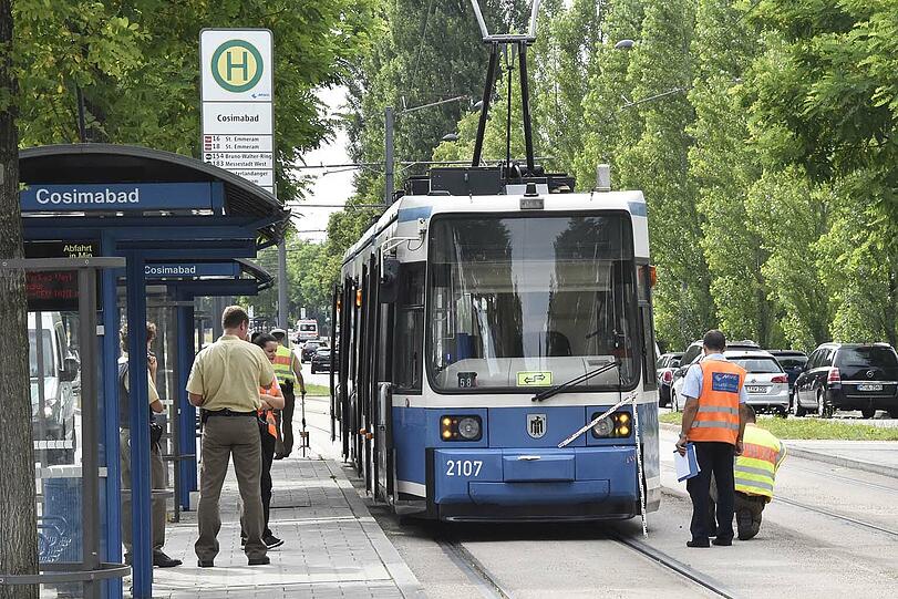 Als der Geschädigte die Tram verlassen will, wirft ihm der 17-Jährige die abgebrochene Bierflasche hinterher. (Archivbild)