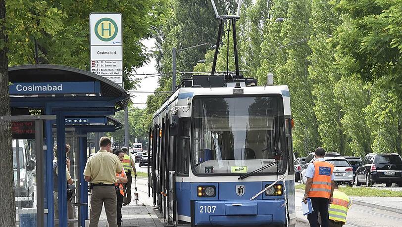 Als der Geschädigte die Tram verlassen will, wirft ihm der 17-Jährige die abgebrochene Bierflasche hinterher. (Archivbild) Als der Geschädigte die Tram verlassen will, wirft ihm der 17-Jährige die abgebrochene Bierflasche hinterher. (Archivbild)