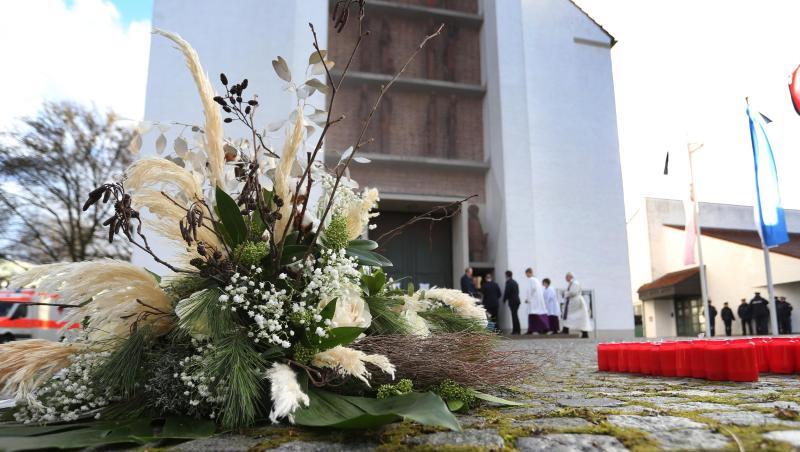 Ein Blumengebinde liegt vor der Kirche in Neusäß bei Augsburg. Ein Blumengebinde liegt vor der Kirche in Neusäß bei Augsburg.