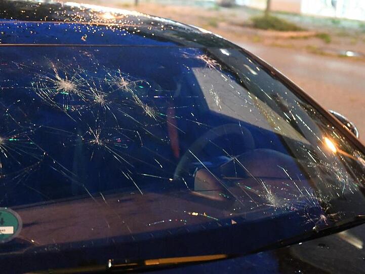 Heftige Hagelschauer haben in Teilen Bayerns Autoscheiben beschädigt, wie hier in Germering.