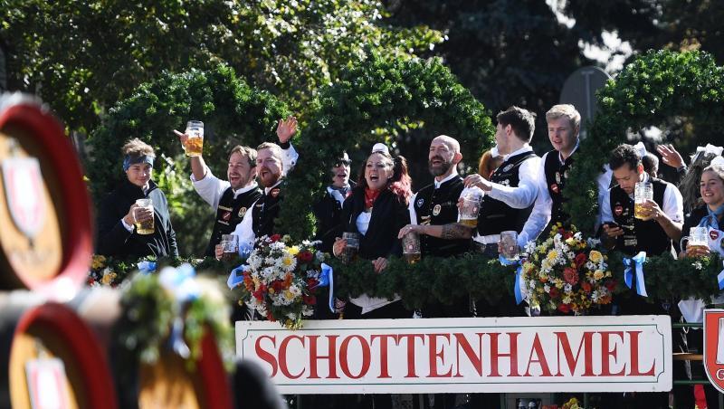 Gäste feiern beim Einzug der Wiesn-Wirte zum Oktoberfest auf einer Kutsche. Foto: Angelika Warmuth Gäste feiern beim Einzug der Wiesn-Wirte zum Oktoberfest auf einer Kutsche. Foto: Angelika Warmuth