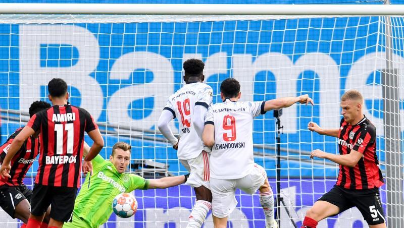Stürmerstar Robert Lewandowski (2.v.r.) erzielt das Tor zur 2:0-Führung des FC Bayern bei Bayer Leverkusen.