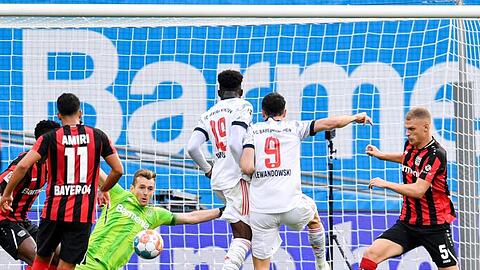 Stürmerstar Robert Lewandowski (2.v.r.) erzielt das Tor zur 2:0-Führung des FC Bayern bei Bayer Leverkusen.