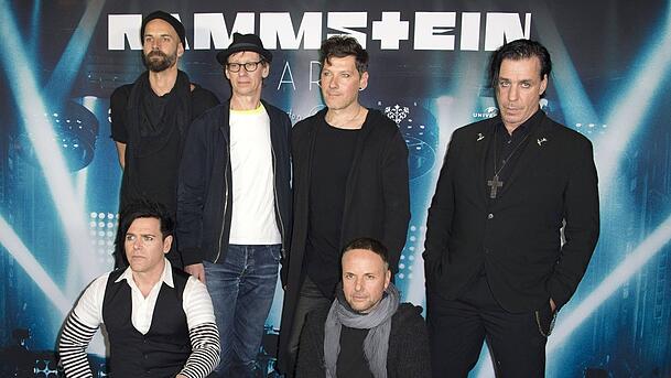 Mitglieder der Band Rammstein: (oben von links nach rechts) Oliver Riedel, Christian Lorenz, Christoph Schneider, Till Lindemann, (unten von links nach rechts) Richard Kruspe und Paul Landers. Mitglieder der Band Rammstein: (oben von links nach rechts) Oliver Riedel, Christian Lorenz, Christoph Schneider, Till Lindemann, (unten von links nach rechts) Richard Kruspe und Paul Landers.