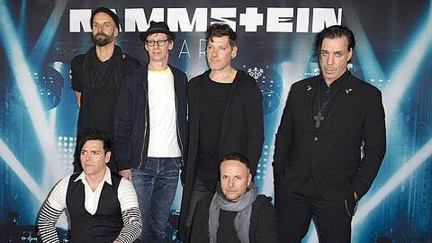 Rammstein mit Sänger Till Lindemann (r.) bei der Premiere des Kinofilms "Rammstein: Paris" 2017 in der Berliner Volksbühne.