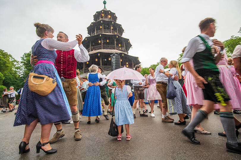 Der Regenschauer hat den Besuchern wenig anhaben können, viele tanzten einfach weiter.