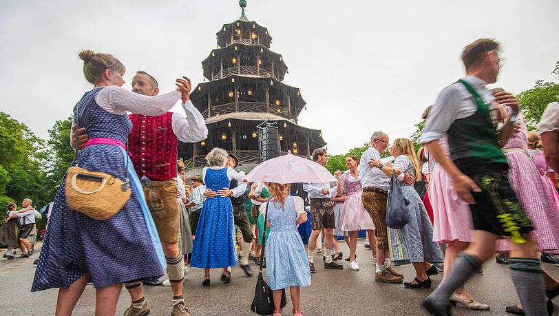 Der Regenschauer hat den Besuchern wenig anhaben können, viele tanzten einfach weiter. Der Regenschauer hat den Besuchern wenig anhaben können, viele tanzten einfach weiter.