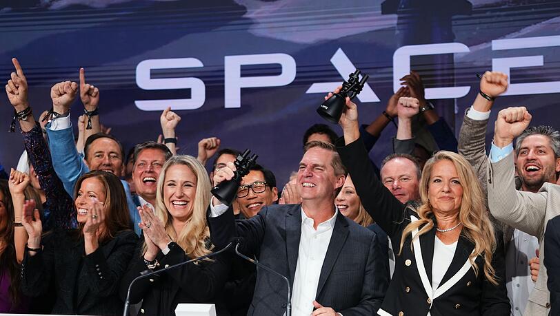 Manager von SpaceX läuteten das Börsendebüt an der Technologiebörse Nasdaq ein. (Archivbild) Manager von SpaceX läuteten das Börsendebüt an der Technologiebörse Nasdaq ein. (Archivbild)