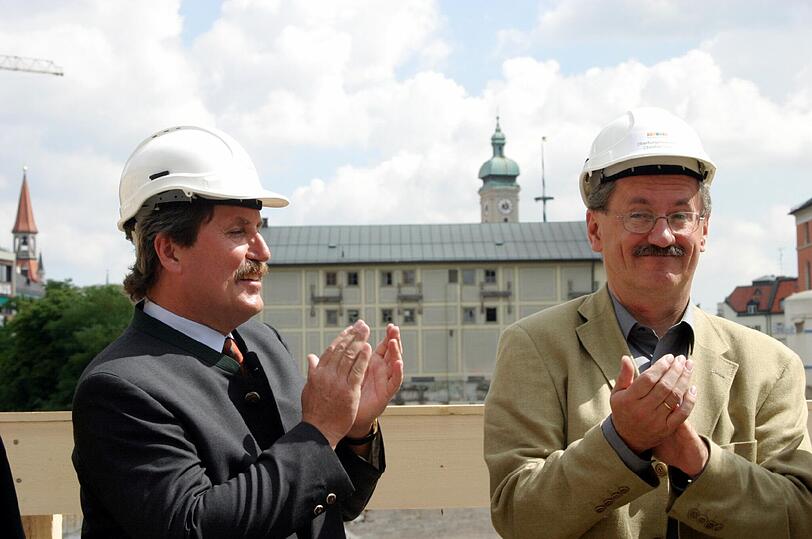 Fast sieht Ude aus, als ahnt er das Debakel: der OB (r.) 2003 beim Baubeginn mit Investor Klaus Thannhuber.