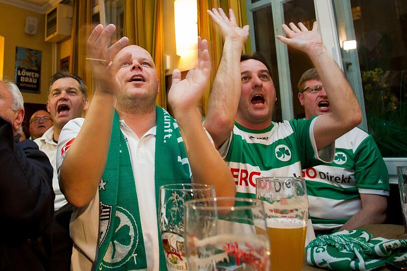 Eine Stadt im Rausch des Aufstiegs: Fans von Greuther Fürth feiern in einer Kneipe den Sieg Dresdens über Düsseldorf.