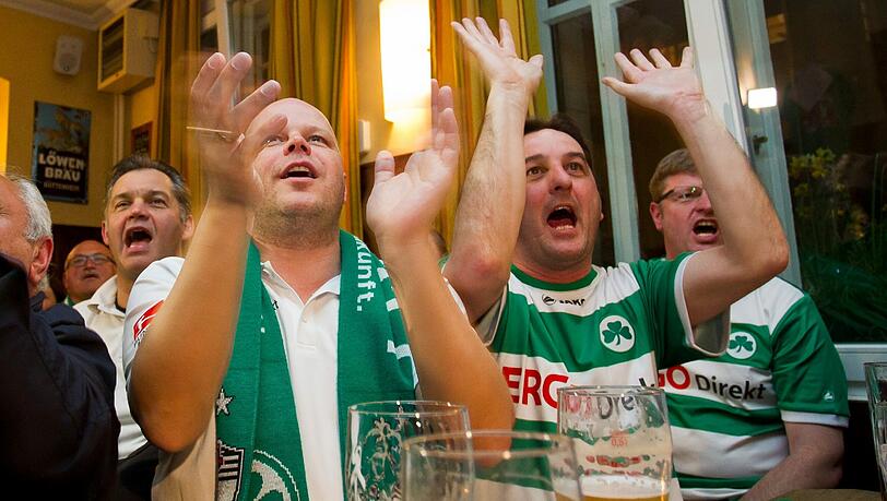 Eine Stadt im Rausch des Aufstiegs: Fans von Greuther Fürth feiern in einer Kneipe den Sieg Dresdens über Düsseldorf. Eine Stadt im Rausch des Aufstiegs: Fans von Greuther Fürth feiern in einer Kneipe den Sieg Dresdens über Düsseldorf.