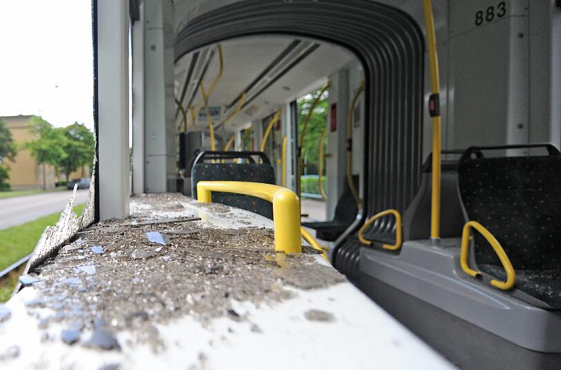 Ein Lastwagenfahrer biegt ab, obwohl die Tram naht - und die kann nicht mehr bremsen. Beim Unfall in Augsburg am Montag werden 48 Menschen verletzt.