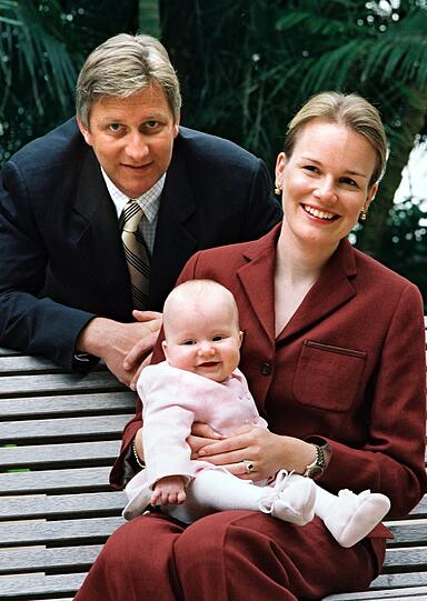 Auch das belgische Königshaus freut sich über Nachwuchs: Thronfolger Philipp von Belgien (am 21. Juli rückt er auf den Thron nach) und seine Frau Mathilde präsentieren stolz ihre kleine Tochter Elisabeth. Wenn ihr Opa, wie angekündigt, zum 21. Juli abdankt und Papa Philipp König wird, steht Elisabeth in der belgischen Thronfolge auf Platz eins.