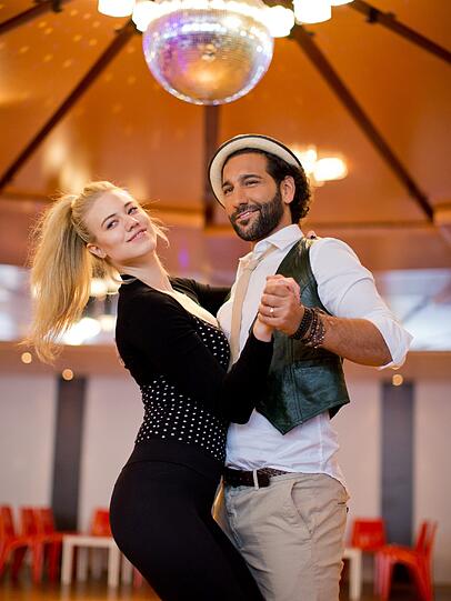 Larissa Marolt macht beim Tanztraining mit Massimo eine Top-Figur. Die Bilder!