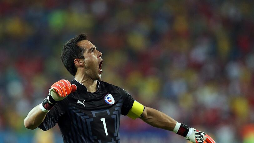 Claudio Bravo beim WM-Duell zwischen Chile und Spanien. Claudio Bravo beim WM-Duell zwischen Chile und Spanien.