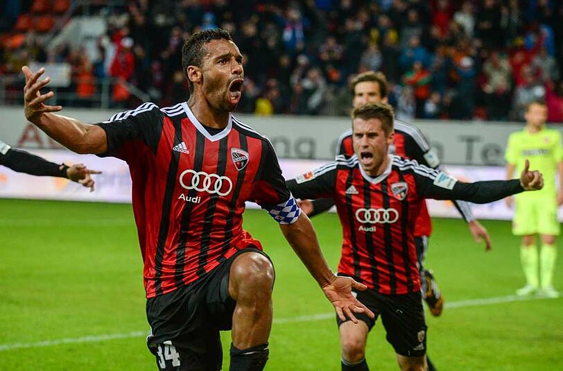 Mit diesem Tor in der letzten Sekunde ist der Aufstieg zum Greifen nahe:  Ingolstadts Marvin Matip (l) jubelt neben Stefan Lex nach seinem Treffer zum 3:2 gegen Düsseldorf.