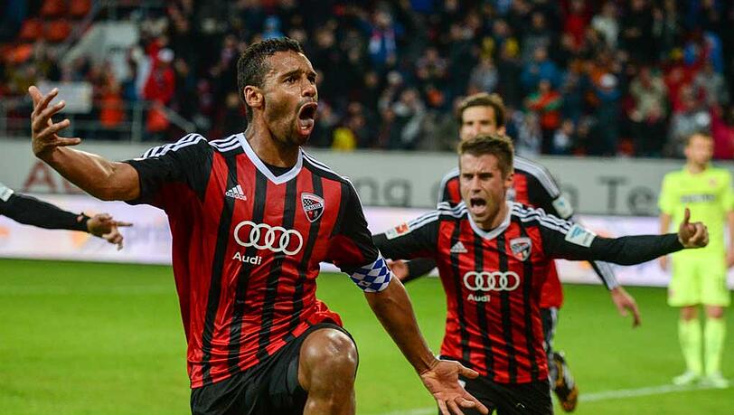 Mit diesem Tor in der letzten Sekunde ist der Aufstieg zum Greifen nahe: Ingolstadts Marvin Matip (l) jubelt neben Stefan Lex nach seinem Treffer zum 3:2 gegen Düsseldorf. Mit diesem Tor in der letzten Sekunde ist der Aufstieg zum Greifen nahe: Ingolstadts Marvin Matip (l) jubelt neben Stefan Lex nach seinem Treffer zum 3:2 gegen Düsseldorf.