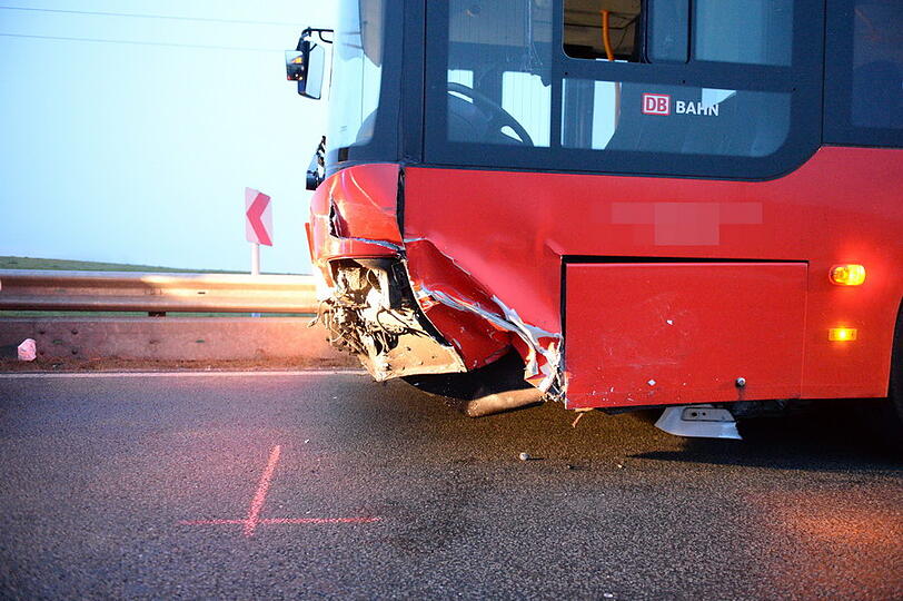 Ein Linienbus und zwei Autos sind am Montag bei Grabenstätt (Kreis Traunstein) zusammengestoßen. Die Bilder von der Unfallstelle.