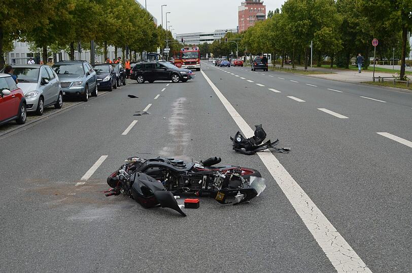 Der Motorradfahrer wurde über die Motorhaube des Skodas auf die Straße geschleudert.