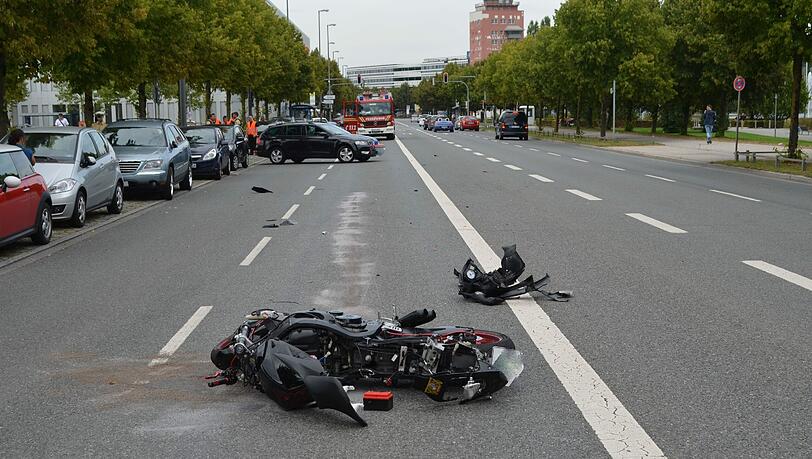 Der Motorradfahrer wurde über die Motorhaube des Skodas auf die Straße geschleudert.