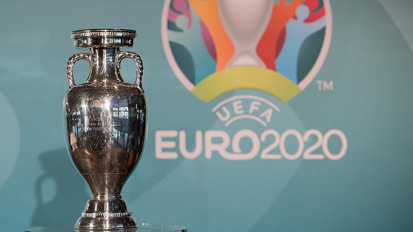 Um ihn geht's: der Pokal der Europameisterschaft vor dem offiziellen Logo.