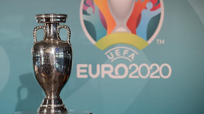 Um ihn geht's: der Pokal der Europameisterschaft vor dem offiziellen Logo.