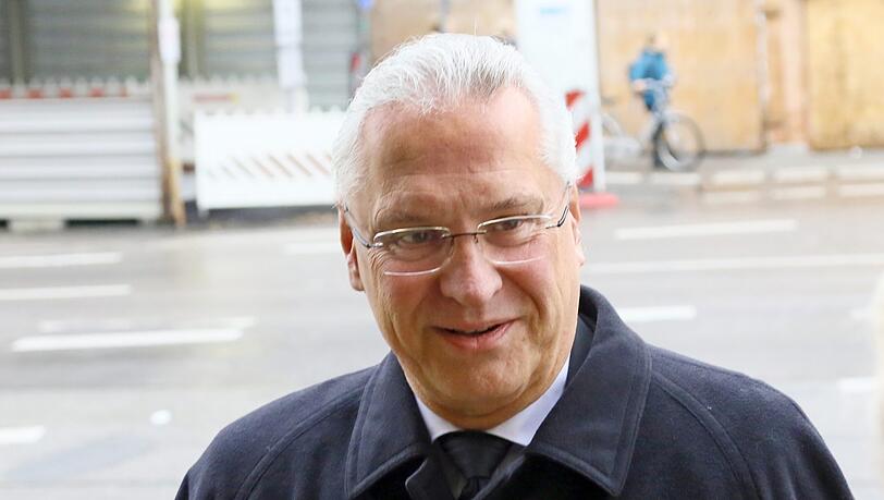 Der bayerische Innenminister Herrmann (CSU) erschien am Montag bei der Trauerfeier für Wilfried Scharnagl in München.