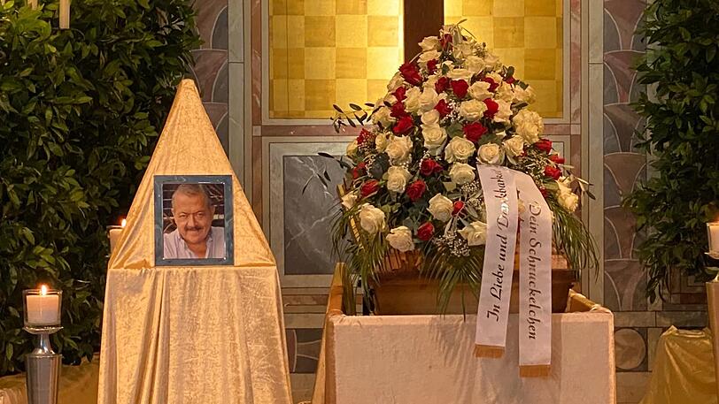 In der Trauerhalle hängen und liegen nur wenige Kränze. Das hat sich Joseph Hannesschläger so gewünscht.
