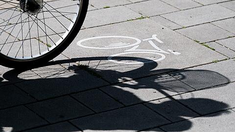 Der gestürzte Radler befindet sich aktuell in einem kritischen Zustand. (Symbolbild)