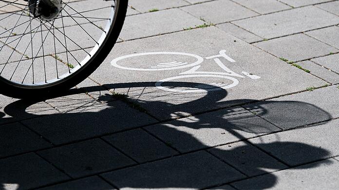 Der gestürzte Radler befindet sich aktuell in einem kritischen Zustand. (Symbolbild)