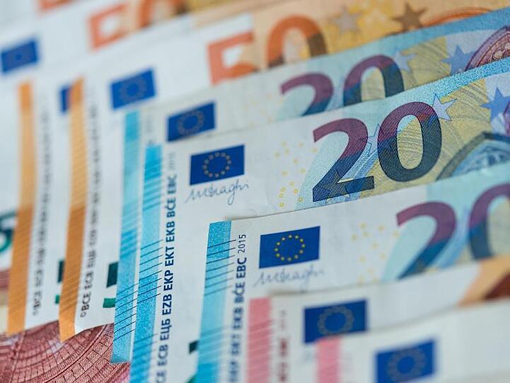 "Die konjunkturellen Auswirkungen der Corona-Krise sowie die aufgrund dieser Krise umgesetzten steuerlichen Maßnahmen belasteten weiterhin das Steueraufkommen signifikant", heißt es im Monatsbericht des Bundesfinanzministeriums.