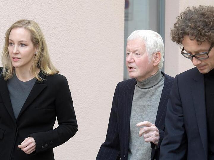 Anton Schlecker (M.) mit seinen Kindern Meike und Lars, die demnächst ihre Gefängnissstrafen antreten müssen.