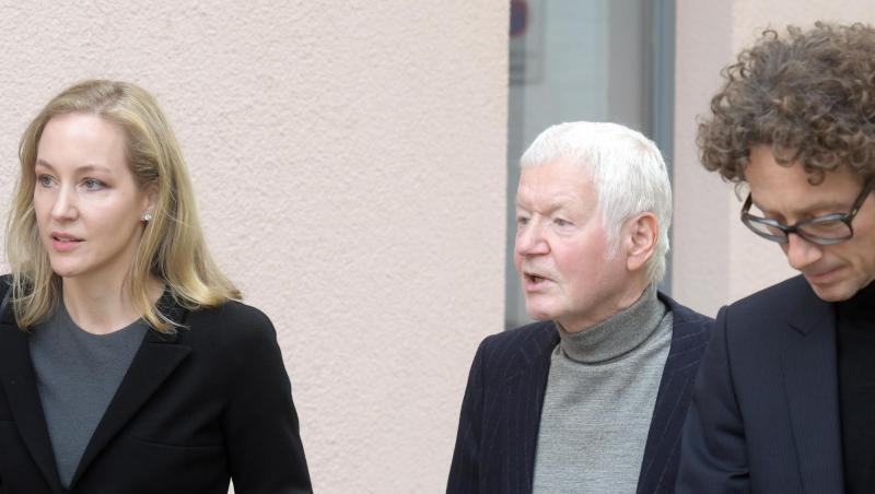 Anton Schlecker (M.) mit seinen Kindern Meike und Lars, die demnächst ihre Gefängnissstrafen antreten müssen. Anton Schlecker (M.) mit seinen Kindern Meike und Lars, die demnächst ihre Gefängnissstrafen antreten müssen.