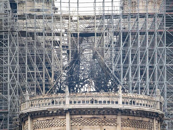 Das Baugerüst an der Kathedrale Notre-Dame ist teilweise zerstört, das Dach darunter eingestürzt. Foto: Marcel Kusch